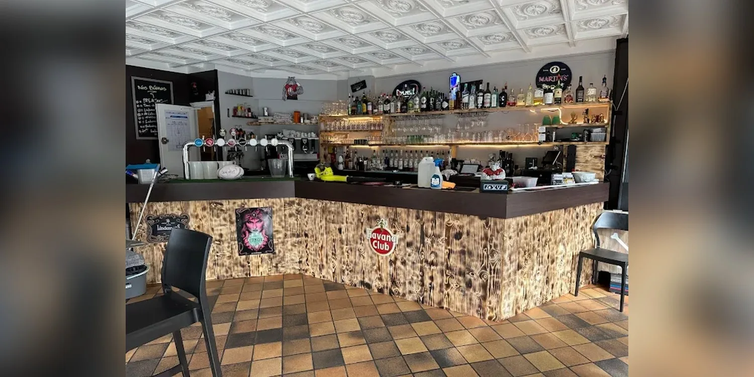Comptoir du Bar Le XV et son décor