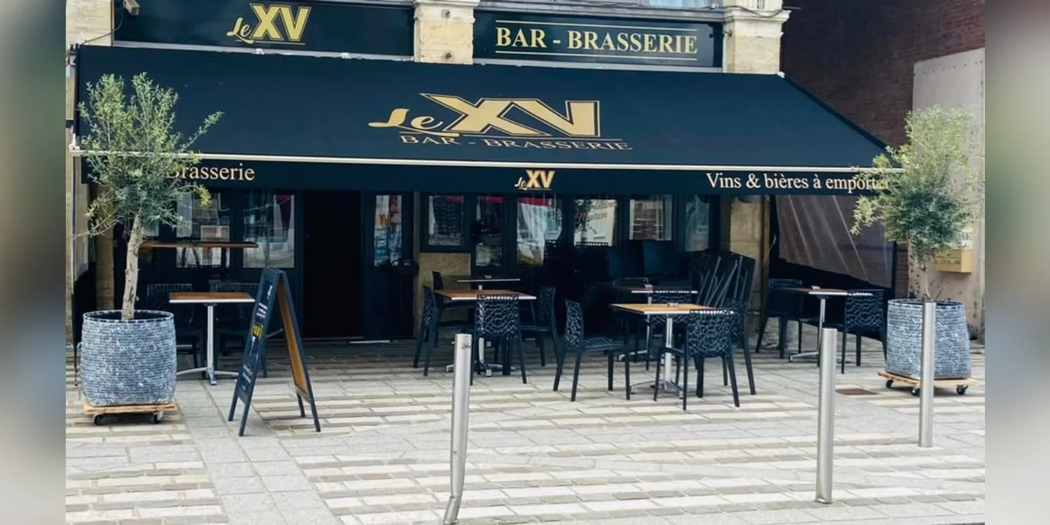 Façade et terrasse du Bar Le XV à Rouen